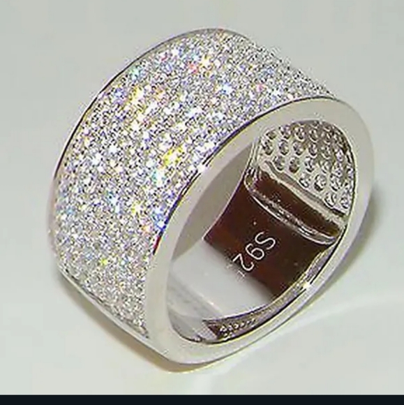 Jewelry - 🤍🩶NEW🤍🩶GORGEOUS!! Tiny CZ'S Silver Plated Band Ring